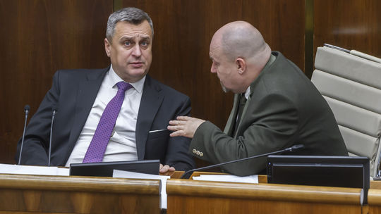 Varovali pred problémom, potom ho priniesli do parlamentu. Rušenie volieb poštou je rukojemníkom Danka a Huliaka
