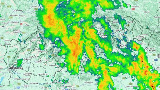 Lejak, krúpy i silný vietor: Meteorológovia rozšírili výstrahy, hrozia aj škody