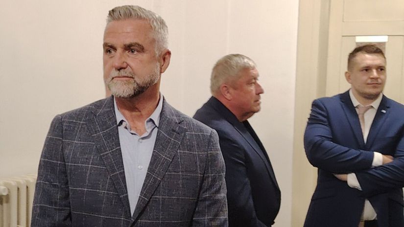 Tibor Gašpar, v pozadí Dušan Kováčik, na chodbe...