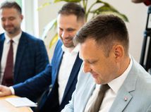 Minister Taraba pri podpise investícií do odpadového hospodárstva pre mestá Sereď a Galanta.
