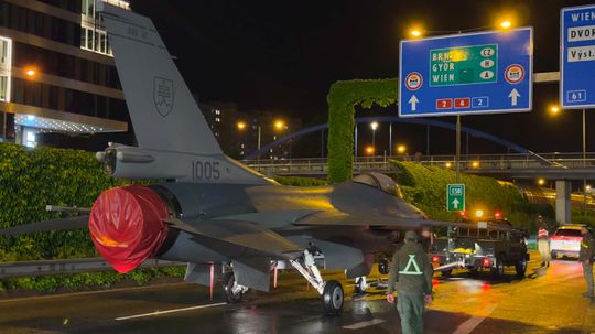 VIDEO: Prázdny obchvat, blikajúce majáky a na ceste stíhačka. F-16 sa vrátila domov