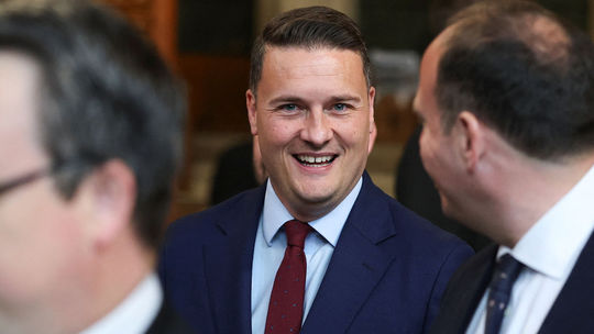 Pôjde do súboja so Starmerom? Britský minister zdravotníctva podal demisiu
