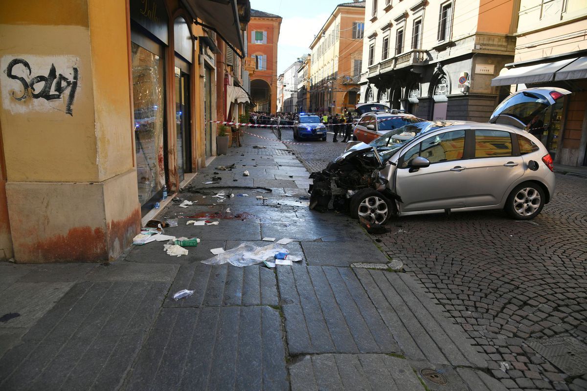 Vodič v sobotu zranil sedem ľudí v meste Modena...