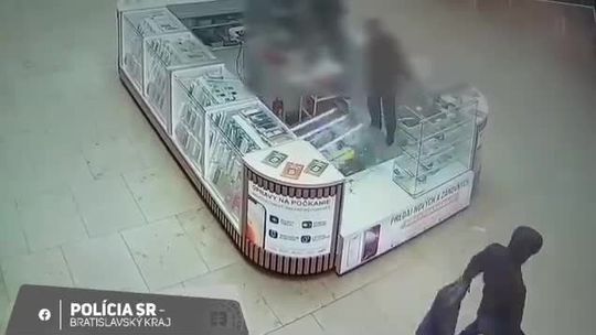 Muž v kapucni vyčíňal v nákupnom centre. Kopancami rozmlátil vitríny, polícia po ňom pátra