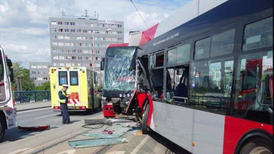 Dráma v pražských uliciach: Po zrážke električky s autobusom ostali zranení. Praha aktivovala krízový traumaplán