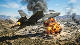 Stíhacie lietadlo F-35 útočí na pozemný cieľ -...