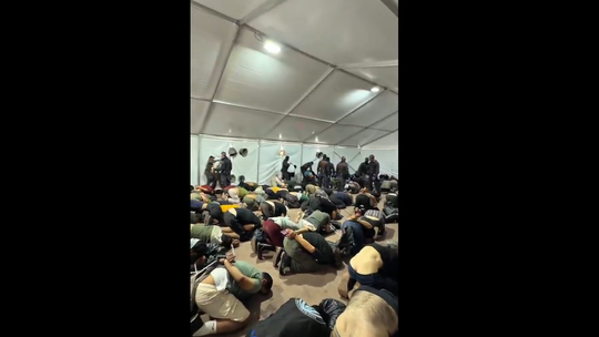 Spútaní a na kolenách počúvali posmešky Ben Gvira. Video izraelského ministra pobúrilo i jeho vlastných