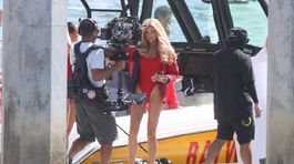 Modelka Brooks Nader na nakrúcaní nového seriálu Baywatch v Los Angeles