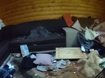chata zdemolovana utocnik