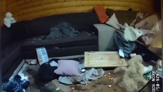 VIDEO: Na Orave vyčíňal agresívny mladík so sekerou. Kamaráti pred ním skákali z balkóna, zranil aj vlastnú matku