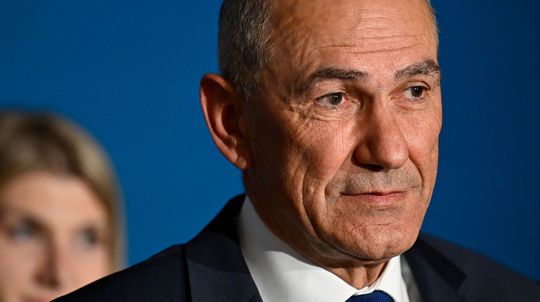 Trumpov obdivovateľ sa vracia k moci. Janšovu vládu bude z opozície podporovať antivakcinačná strana