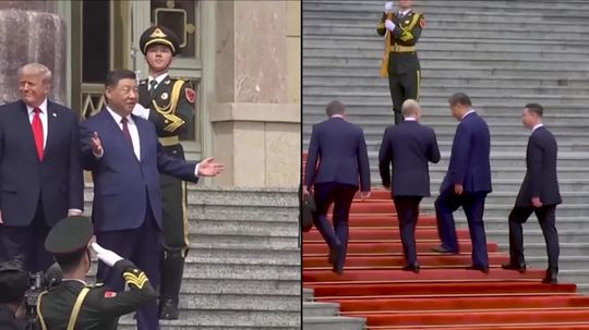 VIDEO: Keď dvaja robia to isté… Unikátne ‘dvojvideo’, ako vítal Si Ťin-pching Trumpa a ako Putina