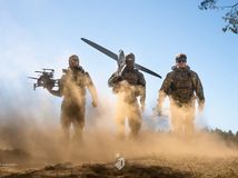 Ukrajinskí vojaci, vojna, dron, operátor