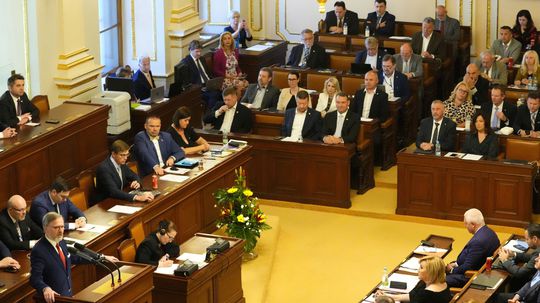 Tackaví politici v Prahe. Piť či nepiť. Choďte do ... Zakážu si českí poslanci alkohol?