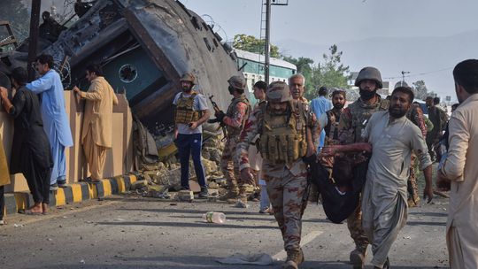 Masaker vo vlaku s vojakmi a ich rodinami: bombový útok Pakistane zabil desiatky ľudí
