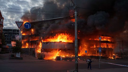 Horiace obchodné centrum po ruskom útoku na...