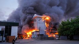 Budova horí po ruskom raketovom útoku v Kyjeve...