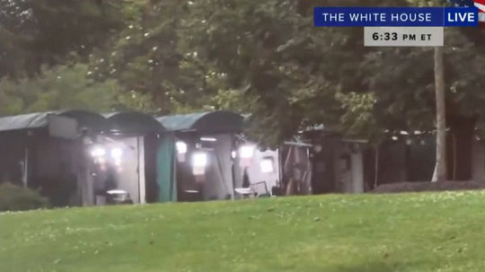 VIDEO: Panika pri Bielom dome, muž strieľal na agentov, oni na neho. Neprežil