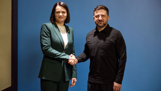 Kyjev sa pripravuje na hrozbu zo severu, no zároveň podáva ruku slobodným Bielorusom. Zelenskyj prijal Cichanovskú