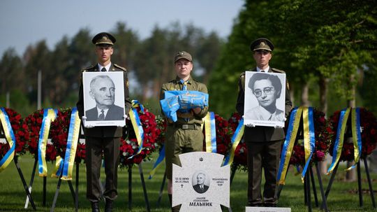 Zelenskyj nahneval Židov. Pochoval bojovníka za ukrajinskú samostatnosť, ktorý sa spolčil s nacistami