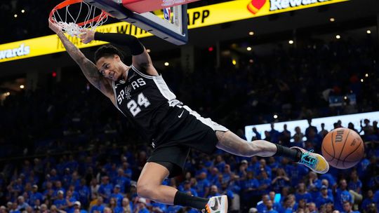 Najväčší favorit a obhajca trofeje skončil. Wembanyama doviedol San Antonio do finále