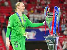 Kreatívna manželka. Polovička brankára PSG...