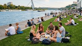 Bratislava praská vo švíkoch, no namiesto historického jadra turisti okupujú malý kus nábrežia