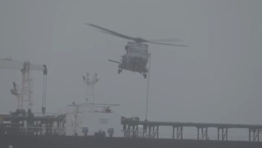 VIDEO: Tvrdý zásah proti Putinovej rope: Macron sa pochválil zadržaným ruským tankerom