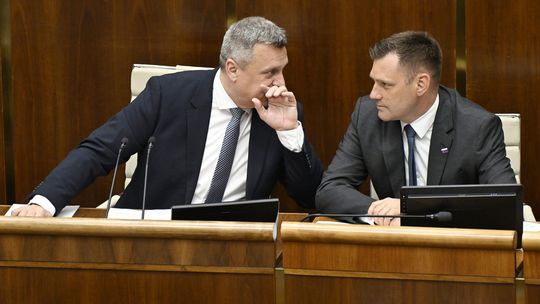 Tarabu chcela opozícia odvolávať, no poslanci sa ani nezišli. Minister zatiaľ môže byť pokojný