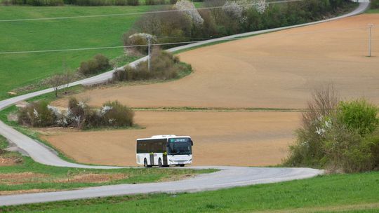 Spievajúci autobusár zlepšuje cestujúcim náladu, sú z neho úplne mimo. Takých potrebujeme viac, reagujú