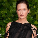 Herečka Grace Gummer v kreácii Issey Miyake. 