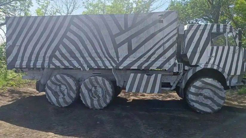 KAMAZ s kamuflážou Zebry