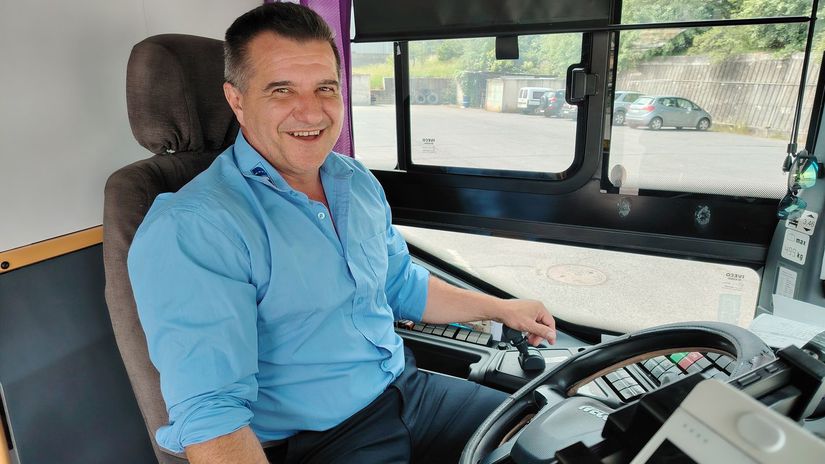 Milan Sýkora rozdáva v autobuse dobrú náladu.
