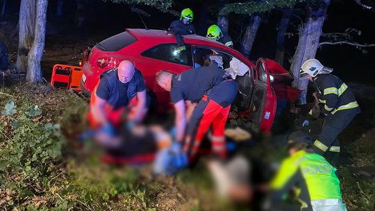 Päť mladých ľudí skončilo v nemocnici: Nočná jazda v Bratislave sa zmenila na vážnu nehodu