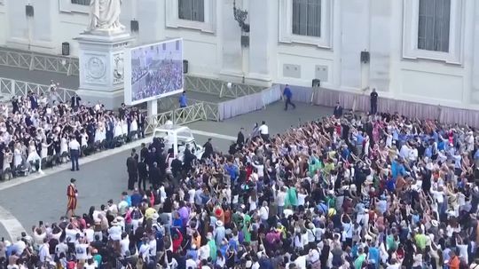 VIDEO: Incident s pápežom Levom, žena prerazila cez bariéru