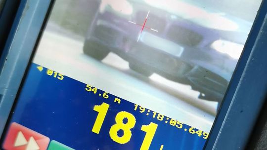 Šialenec na ceste pri Bánovciach: Cez križovatku preletel rýchlosťou 181 km/h