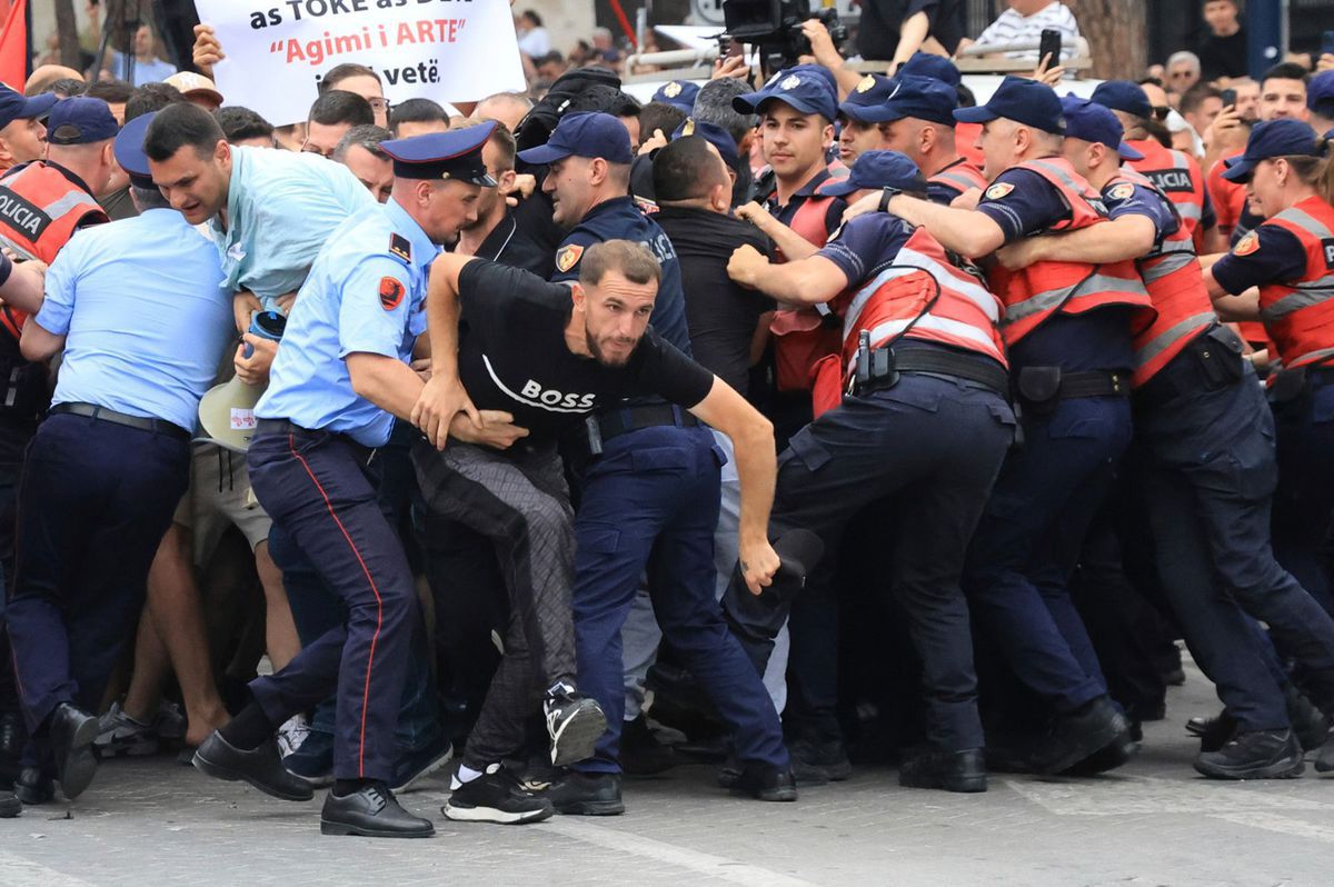 Protestujúci sa v stredu 3. júna 2026 potýkajú...