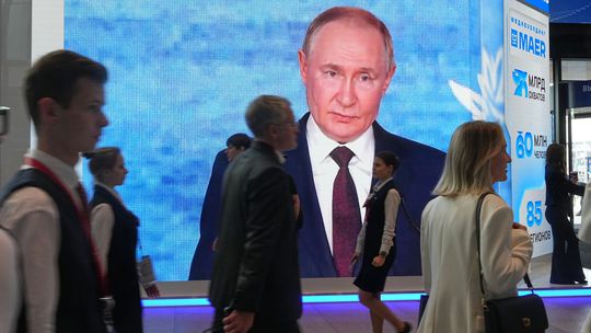 Na Putinovom fóre zazneli mrazivé slová. Ruská elita sa háda, čo ďalej