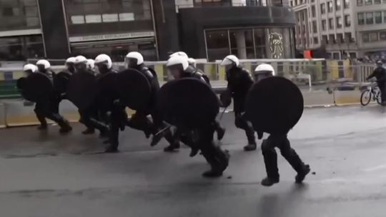 VIDEO: Polícia v Bruseli použila slzotvorný plyn proti protestujúcim študentom