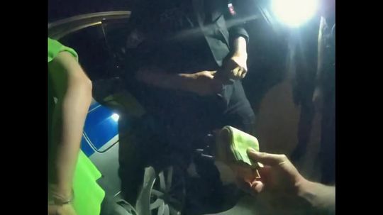 VIDEO: Polícia zverejnila autentické zábery po lúpeži, notorický zlodej sa z tisícov eur dlho netešil