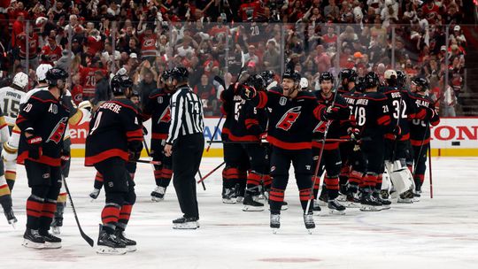 Na dosah majú druhý Stanleyho pohár v histórii. Carolina si v piatom zápase s Vegas vybojovala majstrovský mečbal