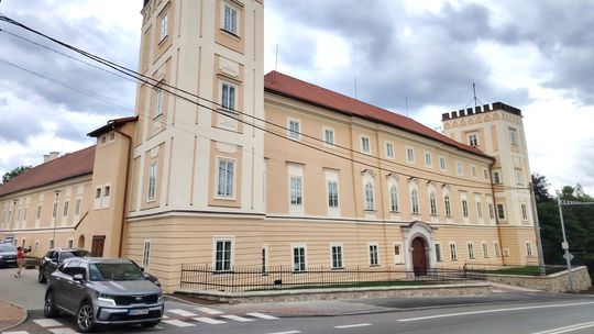 Biskupský kaštieľ v Žiari nad Hronom po dvoch...