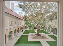 pohľad z okna, kaštieľ, nádvorie, Žiar nad Hronom