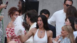 Dua Lipa a Callum Turner v Palerme - prvý deň