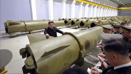 VIDEO: Raketový Kim. Nariadil 2,5-krát zvýšiť výrobu raketov