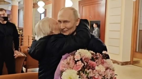 Putin a jeho komparzisti. Ako Kremeľ klame o jeho stretnutiach s občanmi