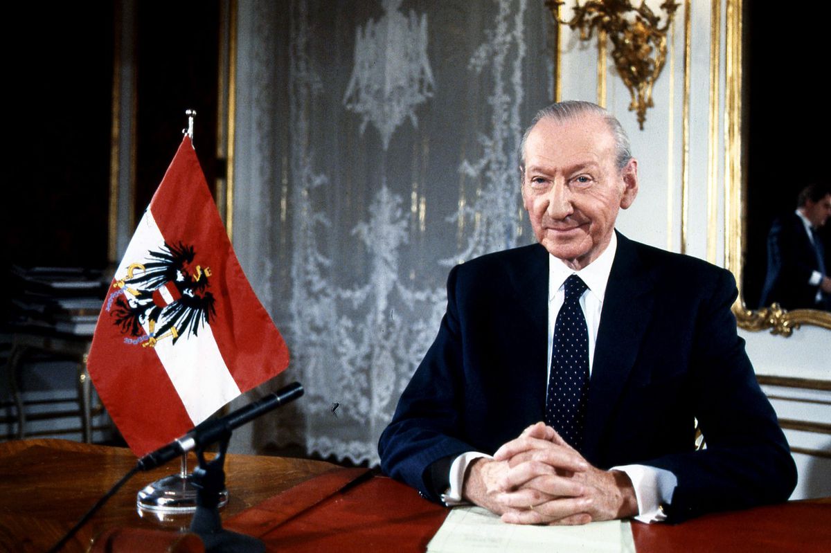 Kurt Waldheim pri prejave v prezidentskom úrade...