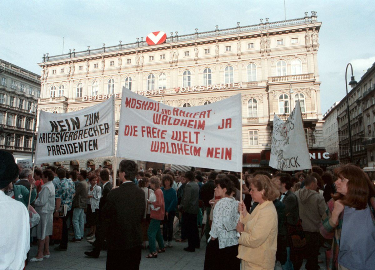 Demonštrácia proti inaugurácii Kurta Waldheima...