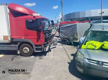 Nehoda v Trnave, havárie, nákladné auto