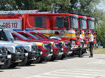 Nová hasičská a policajná technika, hasičské auto, policaj